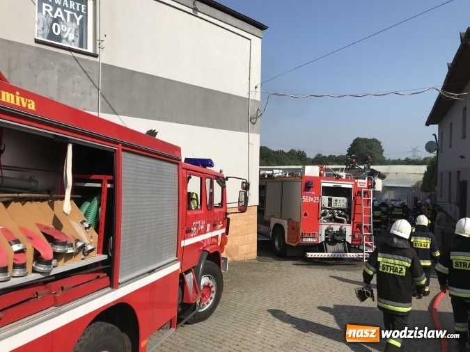 Zdjęcie w galerii na portalu naszwodzislaw.com: Pożar forda kugi w Rzuchowie. Od pojazdu zajęła się zabudowa wiadomości z regionu