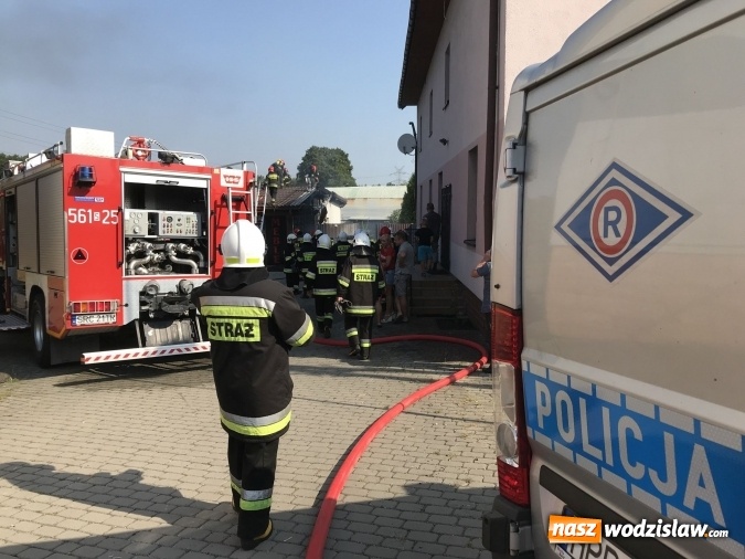 Zdjęcie w galerii na portalu naszwodzislaw.com: Pożar forda kugi w Rzuchowie. Od pojazdu zajęła się zabudowa wiadomości z regionu