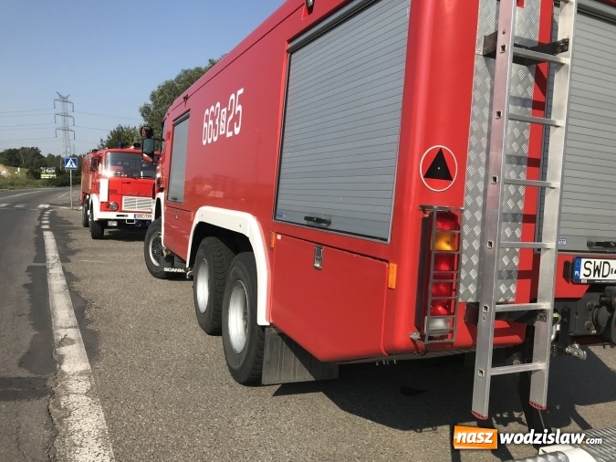 Zdjęcie w galerii na portalu naszwodzislaw.com: Pożar forda kugi w Rzuchowie. Od pojazdu zajęła się zabudowa wiadomości z regionu