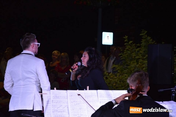 Zdjęcie w galerii na portalu naszwodzislaw.com: Operetka przy fontannie w Radlinie  wiadomości z regionu