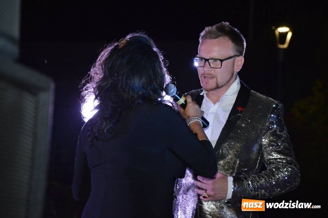 Zdjęcie w galerii na portalu naszwodzislaw.com: Operetka przy fontannie w Radlinie  wiadomości z regionu