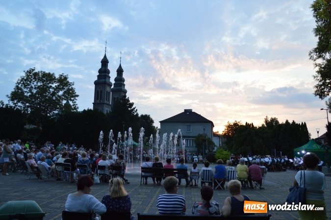 Zdjęcie w galerii na portalu naszwodzislaw.com: Operetka przy fontannie w Radlinie  wiadomości z regionu