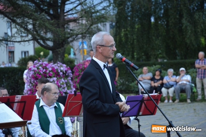 Zdjęcie w galerii na portalu naszwodzislaw.com: Operetka przy fontannie w Radlinie  wiadomości z regionu