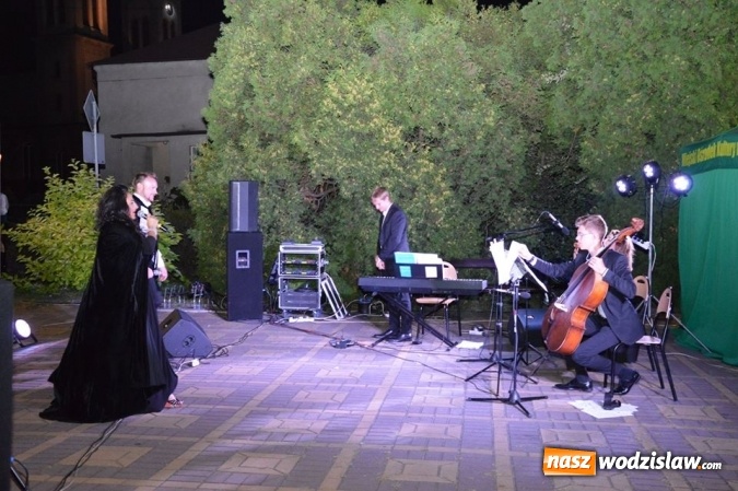 Zdjęcie w galerii na portalu naszwodzislaw.com: Operetka przy fontannie w Radlinie  wiadomości z regionu