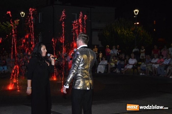 Zdjęcie w galerii na portalu naszwodzislaw.com: Operetka przy fontannie w Radlinie  wiadomości z regionu