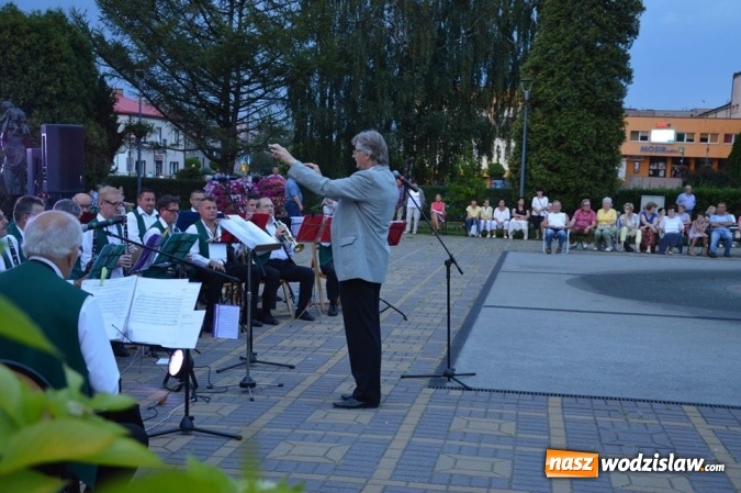 Zdjęcie w galerii na portalu naszwodzislaw.com: Operetka przy fontannie w Radlinie  wiadomości z regionu