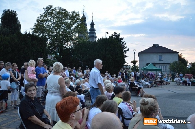 Zdjęcie w galerii na portalu naszwodzislaw.com: Operetka przy fontannie w Radlinie  wiadomości z regionu