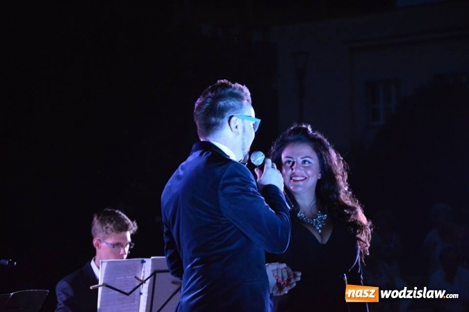 Zdjęcie w galerii na portalu naszwodzislaw.com: Operetka przy fontannie w Radlinie  wiadomości z regionu