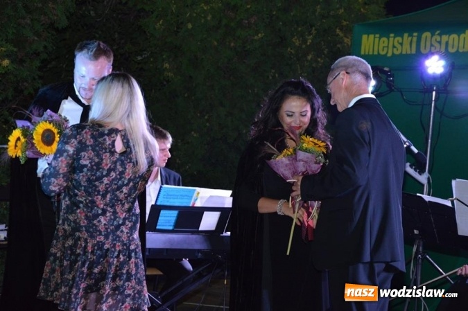 Zdjęcie w galerii na portalu naszwodzislaw.com: Operetka przy fontannie w Radlinie  wiadomości z regionu