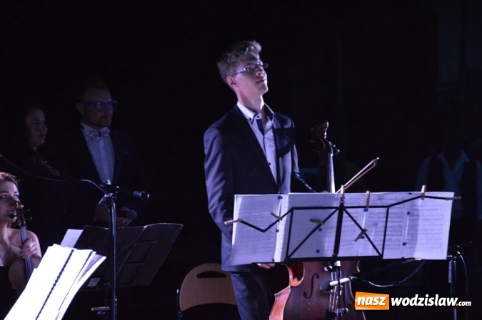 Zdjęcie w galerii na portalu naszwodzislaw.com: Operetka przy fontannie w Radlinie  wiadomości z regionu