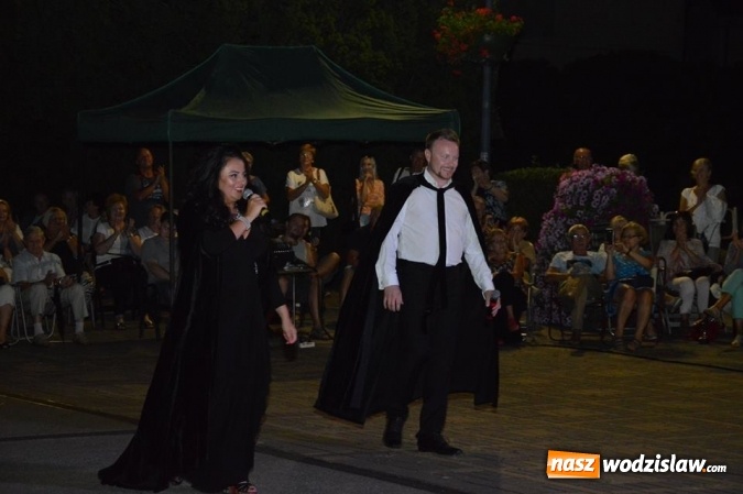 Zdjęcie w galerii na portalu naszwodzislaw.com: Operetka przy fontannie w Radlinie  wiadomości z regionu