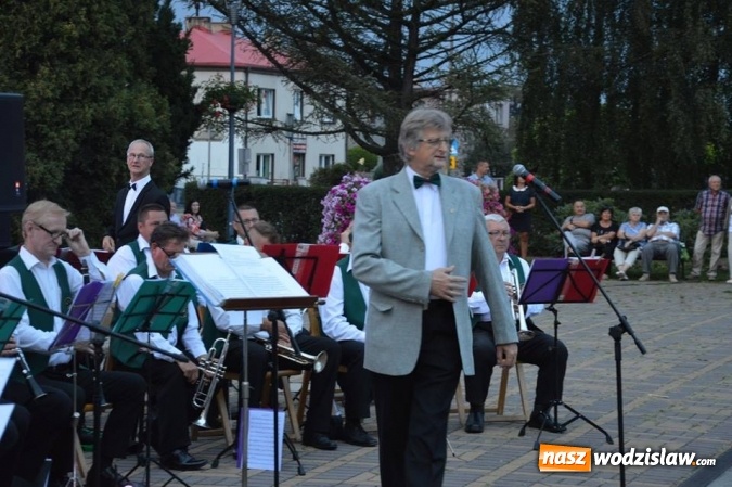 Zdjęcie w galerii na portalu naszwodzislaw.com: Operetka przy fontannie w Radlinie  wiadomości z regionu