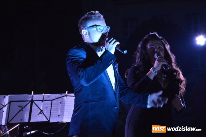 Zdjęcie w galerii na portalu naszwodzislaw.com: Operetka przy fontannie w Radlinie  wiadomości z regionu