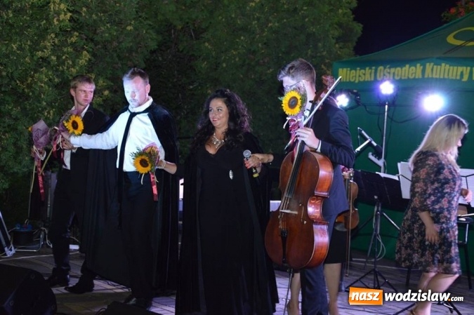 Zdjęcie w galerii na portalu naszwodzislaw.com: Operetka przy fontannie w Radlinie  wiadomości z regionu