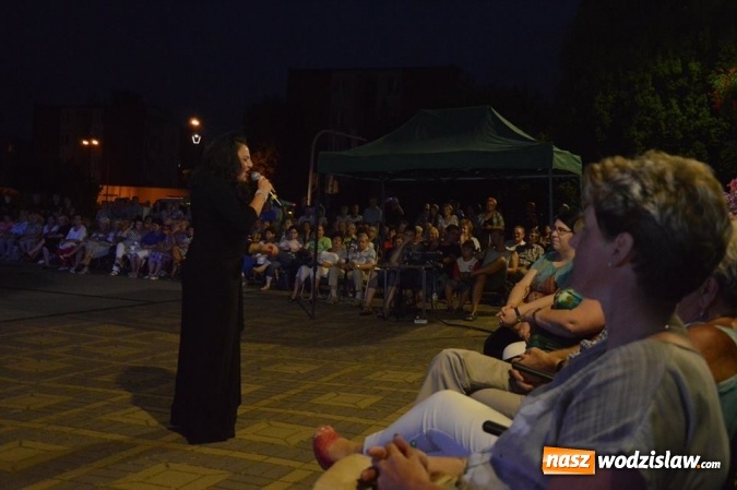 Zdjęcie w galerii na portalu naszwodzislaw.com: Operetka przy fontannie w Radlinie  wiadomości z regionu