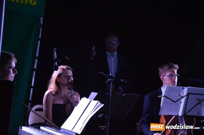 Zdjęcie w galerii na portalu naszwodzislaw.com: Operetka przy fontannie w Radlinie  wiadomości z regionu