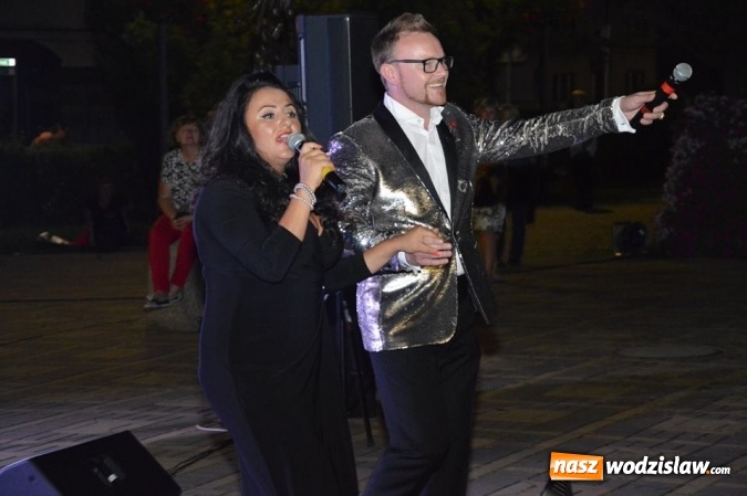 Zdjęcie w galerii na portalu naszwodzislaw.com: Operetka przy fontannie w Radlinie  wiadomości z regionu