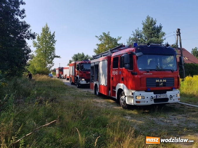 Zdjęcie w galerii na portalu naszwodzislaw.com: Strażacy walczyli z pożarem trawy w Godowie wiadomości z regionu