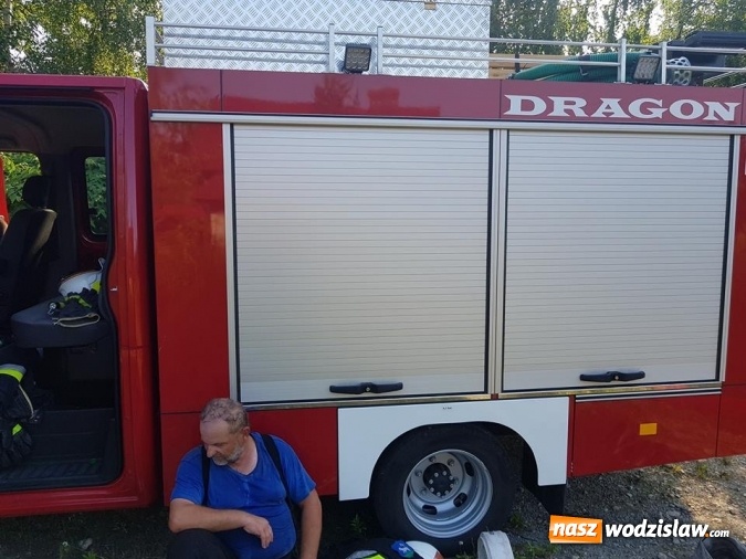 Zdjęcie w galerii na portalu naszwodzislaw.com: Strażacy walczyli z pożarem trawy w Godowie wiadomości z regionu