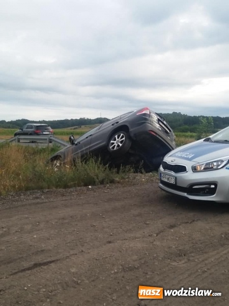 Zdjęcie w galerii na portalu naszwodzislaw.com: Manewr wyprzedzania zakończyła w rowie. 44-letnia krakowianka może mówić o szczęściu wiadomości z regionu