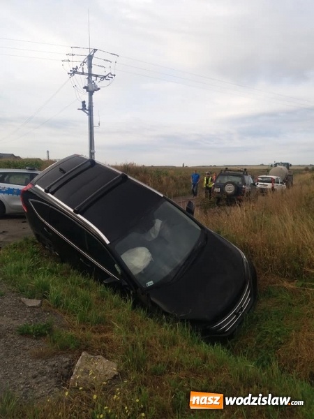 Zdjęcie w galerii na portalu naszwodzislaw.com: Manewr wyprzedzania zakończyła w rowie. 44-letnia krakowianka może mówić o szczęściu wiadomości z regionu