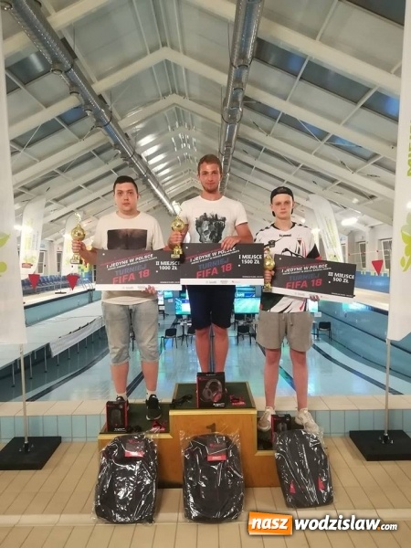 Zdjęcie w galerii na portalu naszwodzislaw.com: Tego jeszcze nie grali! W niecce basenu odbył się turniej FIFA wiadomości z regionu