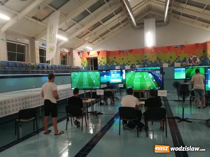 Zdjęcie w galerii na portalu naszwodzislaw.com: Tego jeszcze nie grali! W niecce basenu odbył się turniej FIFA wiadomości z regionu