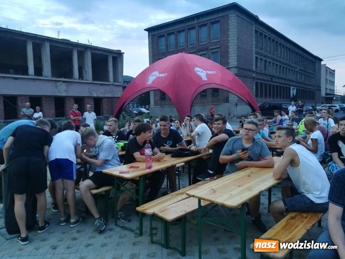 Zdjęcie w galerii na portalu naszwodzislaw.com: Tego jeszcze nie grali! W niecce basenu odbył się turniej FIFA wiadomości z regionu