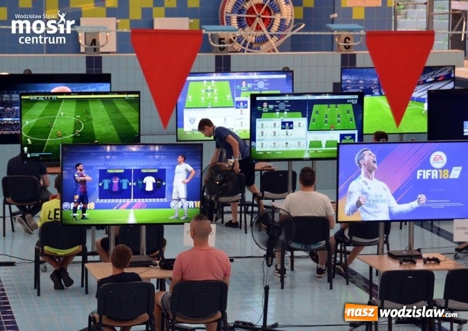 Zdjęcie w galerii na portalu naszwodzislaw.com: Tego jeszcze nie grali! W niecce basenu odbył się turniej FIFA wiadomości z regionu