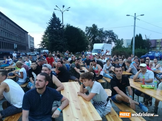 Zdjęcie w galerii na portalu naszwodzislaw.com: Tego jeszcze nie grali! W niecce basenu odbył się turniej FIFA wiadomości z regionu