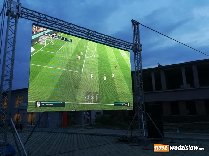 Zdjęcie w galerii na portalu naszwodzislaw.com: Tego jeszcze nie grali! W niecce basenu odbył się turniej FIFA wiadomości z regionu