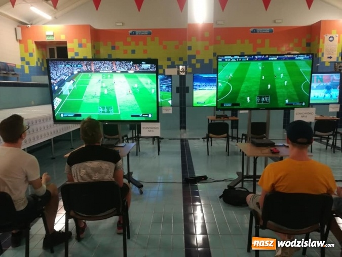 Zdjęcie w galerii na portalu naszwodzislaw.com: Tego jeszcze nie grali! W niecce basenu odbył się turniej FIFA wiadomości z regionu
