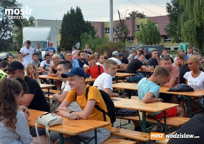 Zdjęcie w galerii na portalu naszwodzislaw.com: Tego jeszcze nie grali! W niecce basenu odbył się turniej FIFA wiadomości z regionu