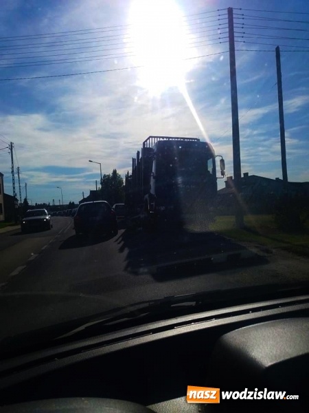 Zdjęcie w galerii na portalu naszwodzislaw.com: Groźne zdarzenie w Rydułtowach. Na pojazd nauki jazdy spadły drewniane belki wiadomości z regionu