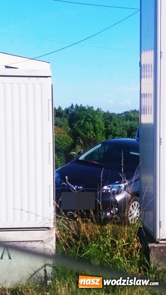 Zdjęcie w galerii na portalu naszwodzislaw.com: Groźne zdarzenie w Rydułtowach. Na pojazd nauki jazdy spadły drewniane belki wiadomości z regionu