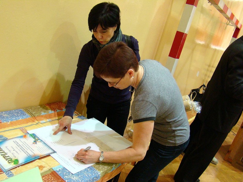 Zdjęcie w galerii na portalu naszwodzislaw.com: Pracownicy oświaty stanęli w szranki wiadomości z regionu