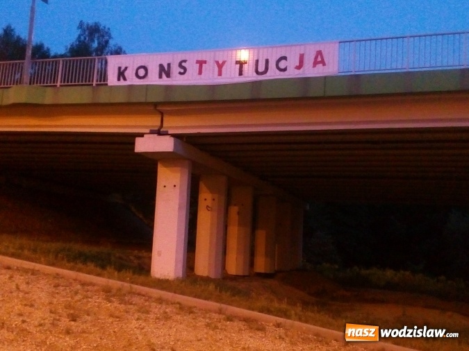 Zdjęcie w galerii na portalu naszwodzislaw.com: Wodzisławska Akcja Demokracja zakłada koszulki ze słowem Konstytucja  wiadomości z regionu