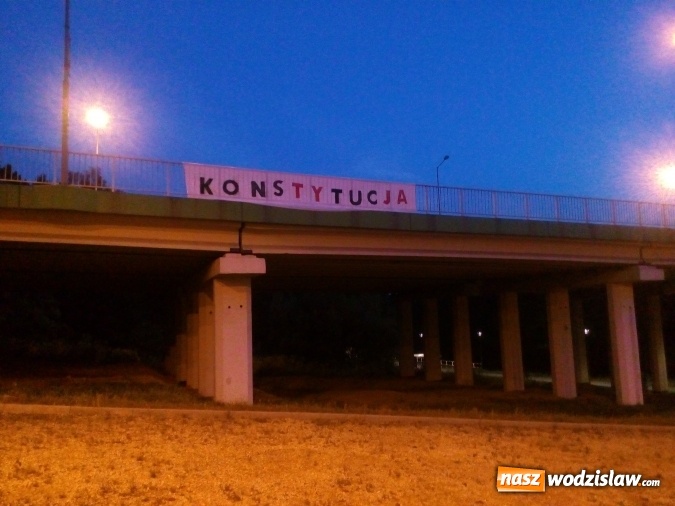 Zdjęcie w galerii na portalu naszwodzislaw.com: Wodzisławska Akcja Demokracja zakłada koszulki ze słowem Konstytucja  wiadomości z regionu