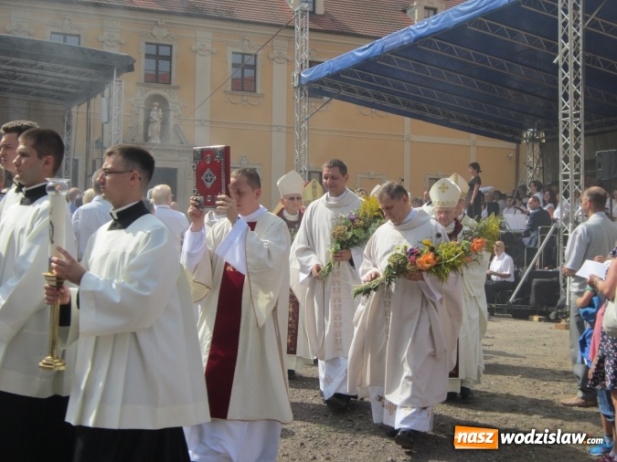 Zdjęcie w galerii na portalu naszwodzislaw.com: Wniebowzięta - taka Maryja jest nam bliska. Metropolia górnośląska pielgrzymowała do Rud wiadomości z regionu