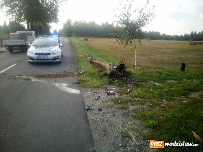 Zdjęcie w galerii na portalu naszwodzislaw.com: Policja szuka kierowcę fiata, który staranował słup w Turzy  wiadomości z regionu