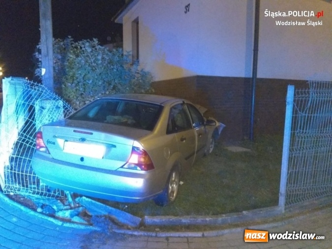 Zdjęcie w galerii na portalu naszwodzislaw.com: Zbyt szybka jazda i alkohol mogły doprowadzić do tragedii. 26-latek uderzył w budynek mieszkalny wiadomości z regionu