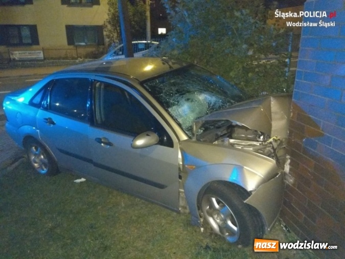 Zdjęcie w galerii na portalu naszwodzislaw.com: Zbyt szybka jazda i alkohol mogły doprowadzić do tragedii. 26-latek uderzył w budynek mieszkalny wiadomości z regionu