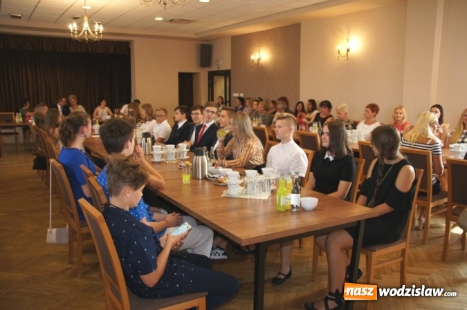 Zdjęcie w galerii na portalu naszwodzislaw.com: Gratulacje i wyróżnienia na sesji Rady Gminy wiadomości z regionu