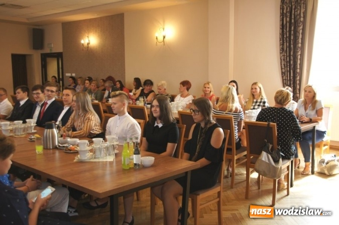 Zdjęcie w galerii na portalu naszwodzislaw.com: Gratulacje i wyróżnienia na sesji Rady Gminy wiadomości z regionu