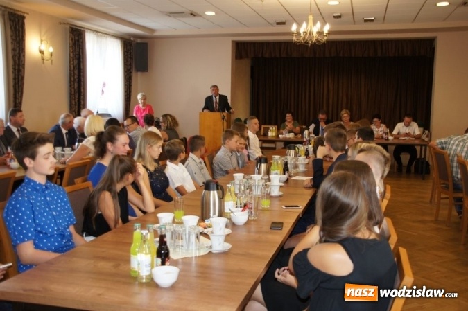 Zdjęcie w galerii na portalu naszwodzislaw.com: Gratulacje i wyróżnienia na sesji Rady Gminy wiadomości z regionu