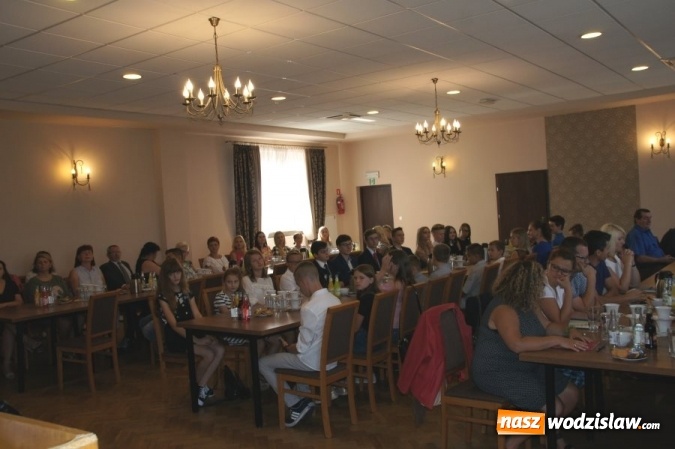 Zdjęcie w galerii na portalu naszwodzislaw.com: Gratulacje i wyróżnienia na sesji Rady Gminy wiadomości z regionu