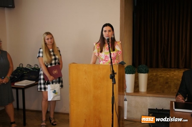 Zdjęcie w galerii na portalu naszwodzislaw.com: Gratulacje i wyróżnienia na sesji Rady Gminy wiadomości z regionu