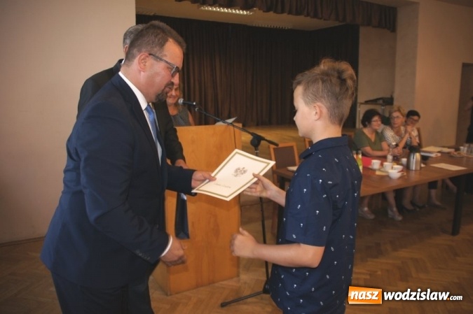 Zdjęcie w galerii na portalu naszwodzislaw.com: Gratulacje i wyróżnienia na sesji Rady Gminy wiadomości z regionu