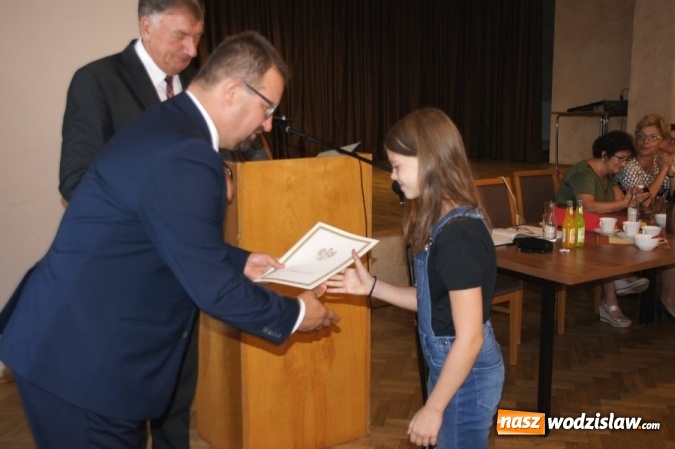 Zdjęcie w galerii na portalu naszwodzislaw.com: Gratulacje i wyróżnienia na sesji Rady Gminy wiadomości z regionu