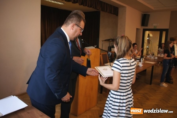 Zdjęcie w galerii na portalu naszwodzislaw.com: Gratulacje i wyróżnienia na sesji Rady Gminy wiadomości z regionu